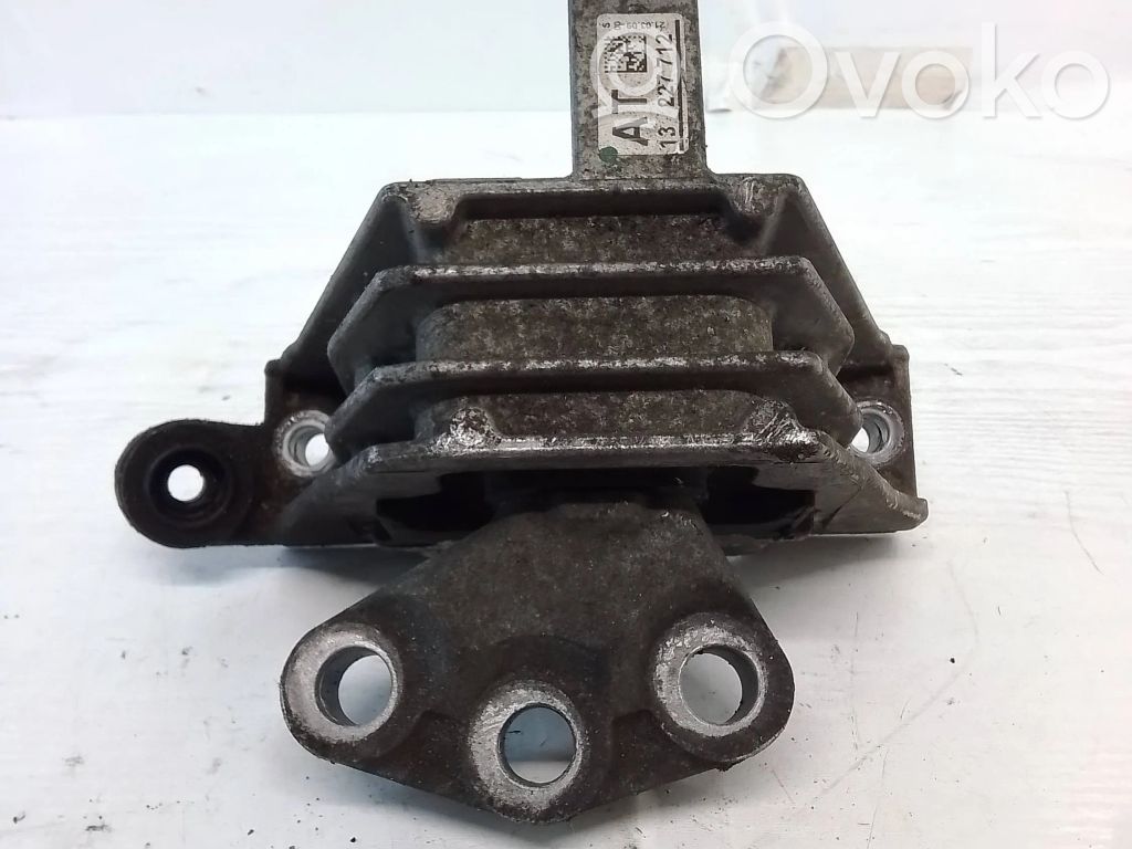 Opel Insignia A Engine mount bracket 