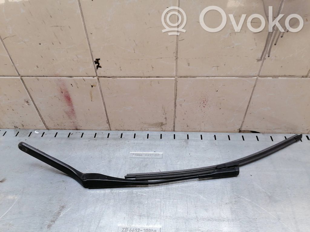 BMW 1 E81 E87 Priekinio stiklo valytuvų kojelė 