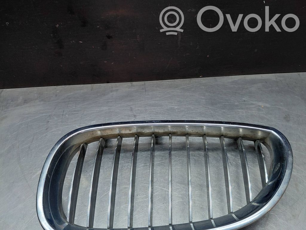 BMW 5 E60 E61 Grotelės viršutinės 