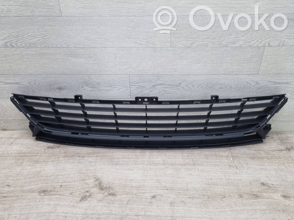 Renault Megane III Etupuskurin alempi jäähdytinsäleikkö 