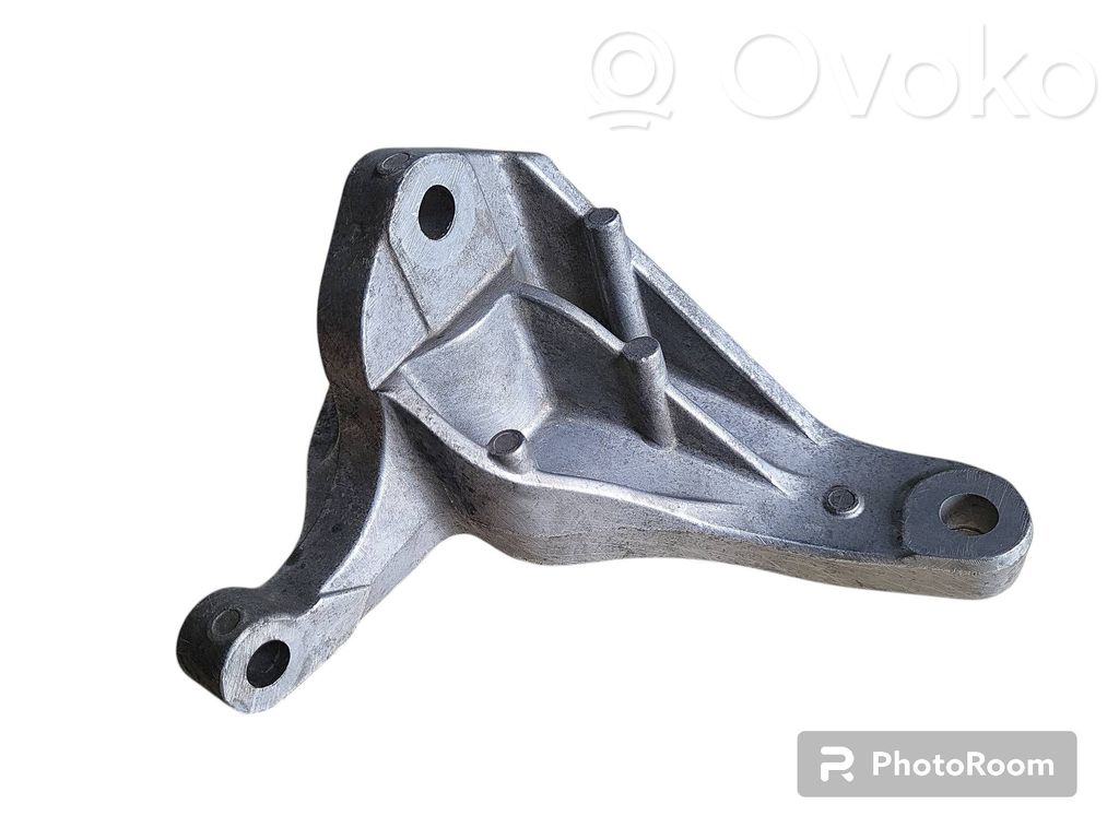 Volvo V50 Engine mounting bracket 