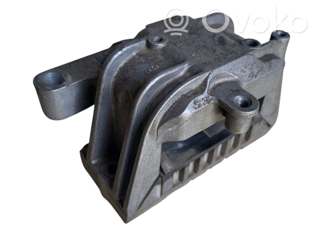 Volkswagen Caddy Engine mount bracket 
