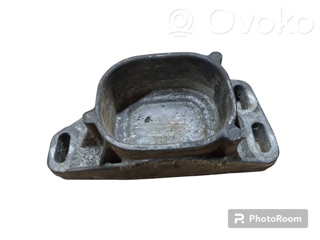 Volkswagen PASSAT B5.5 Engine mounting bracket 