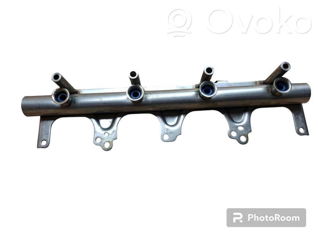 Audi A4 S4 B7 8E 8H Listwa wtryskowa 