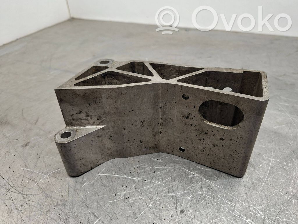 Engine mounting bracket   8666261