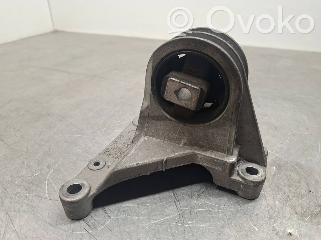 Volvo XC70 Engine mount bracket 