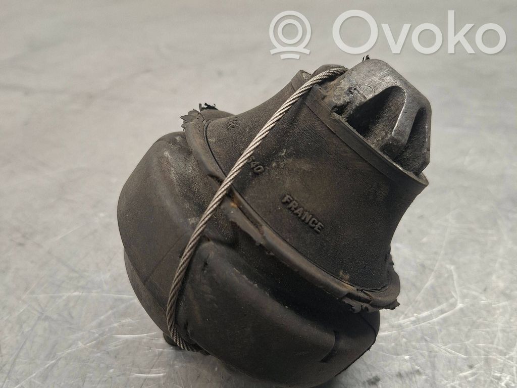 Volvo XC70 Engine mount bracket 