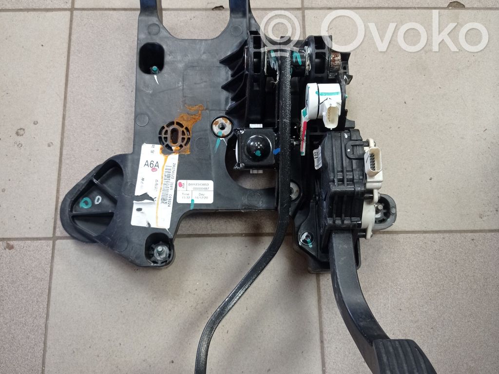 Buick Encore I Brake pedal 
