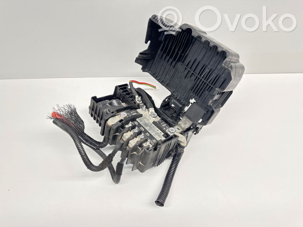 Opel Corsa E Узел подключения плюсовых проводов 