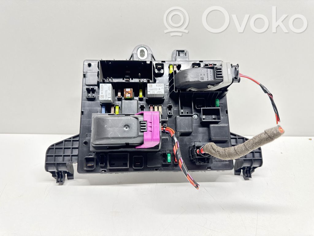 Opel Astra J Fuse module 