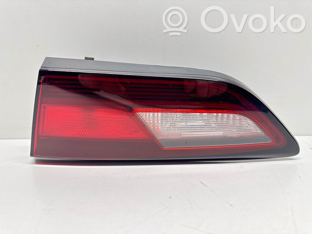 Lampy tylnej klapy bagażnika   39032989,366069842,81390201