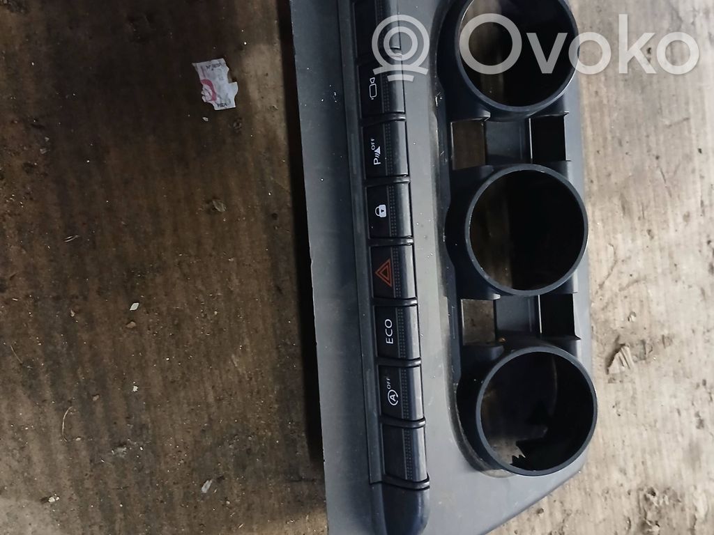 Dacia Duster Botón interruptor de luz de peligro 