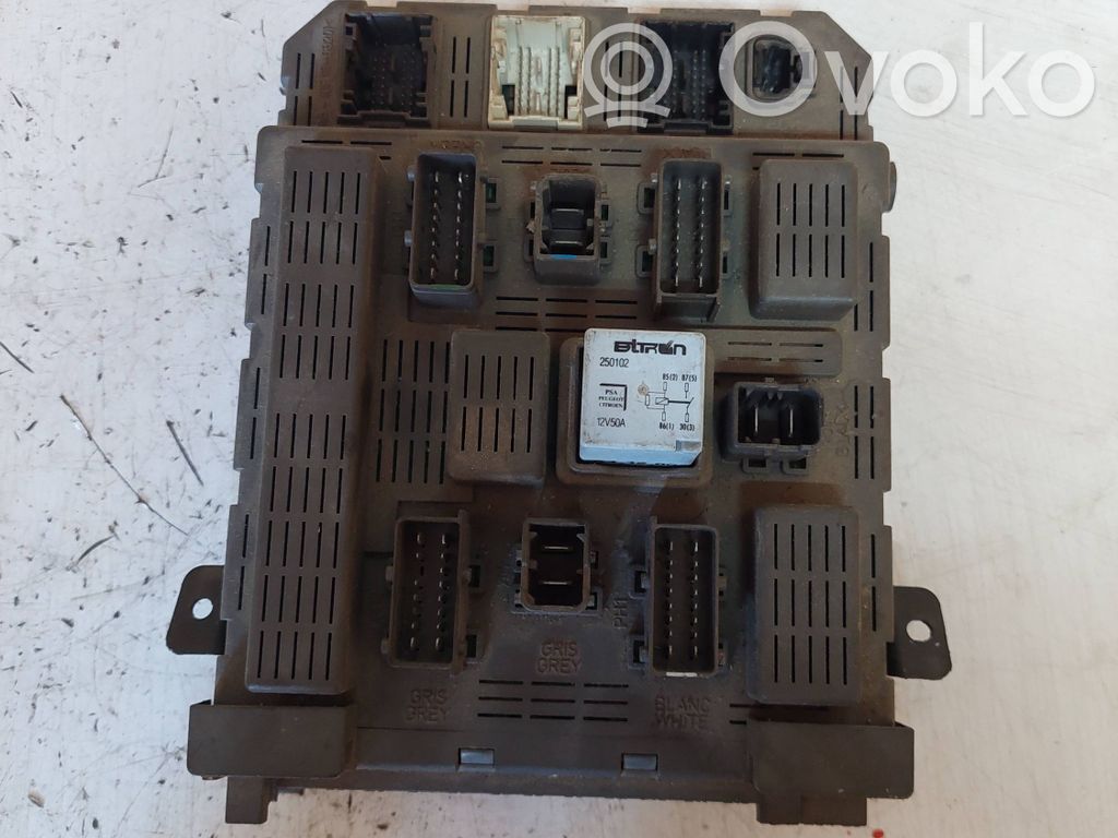 Peugeot 607 Fuse module 
