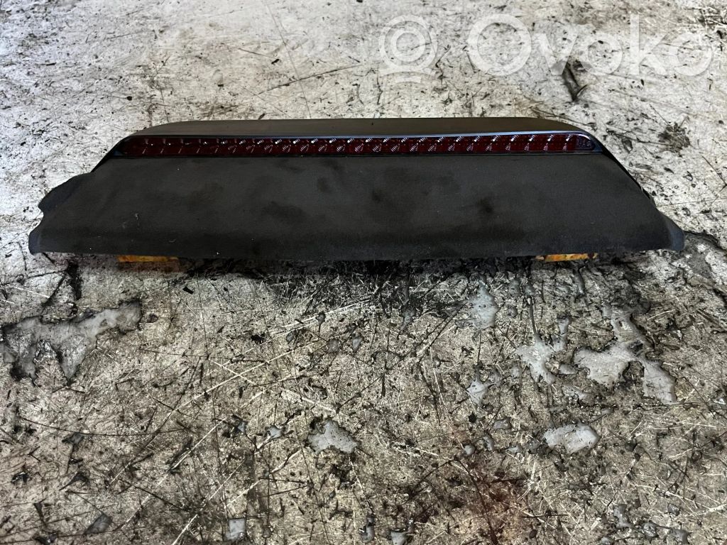 Volkswagen Phaeton Third/center stoplight 