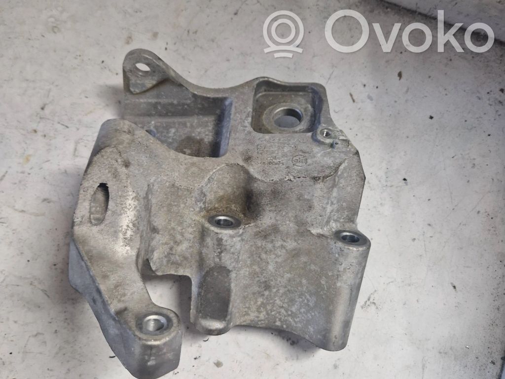 Volvo V70 Engine mounting bracket 