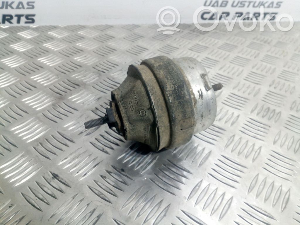 Volkswagen PASSAT B5 Engine mount bracket 