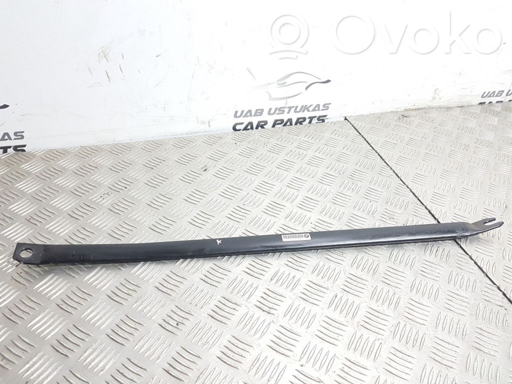 BMW 1 E81 E87 Kita variklio skyriaus detalė 