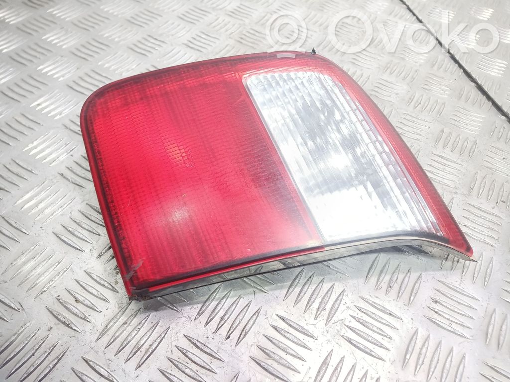 Subaru Forester SF Takaluukun takavalot 