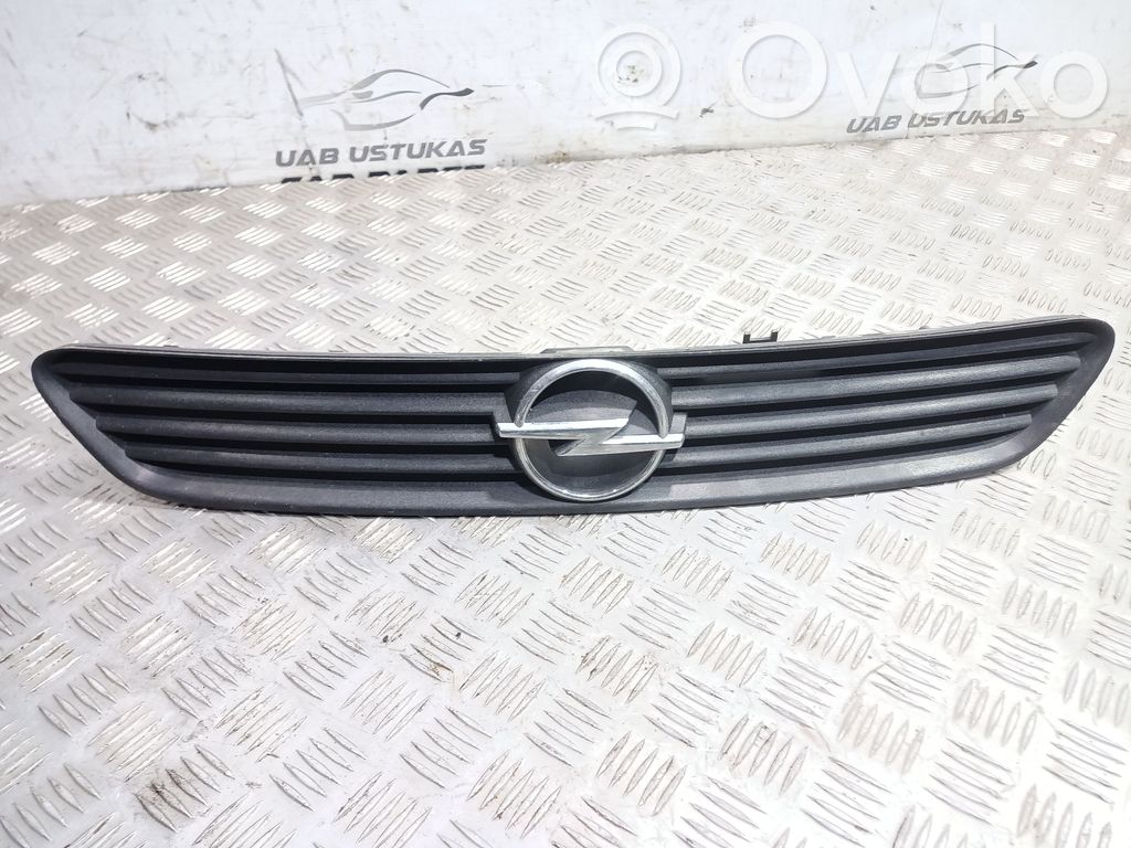Opel Astra G Etupuskurin ylempi jäähdytinsäleikkö 