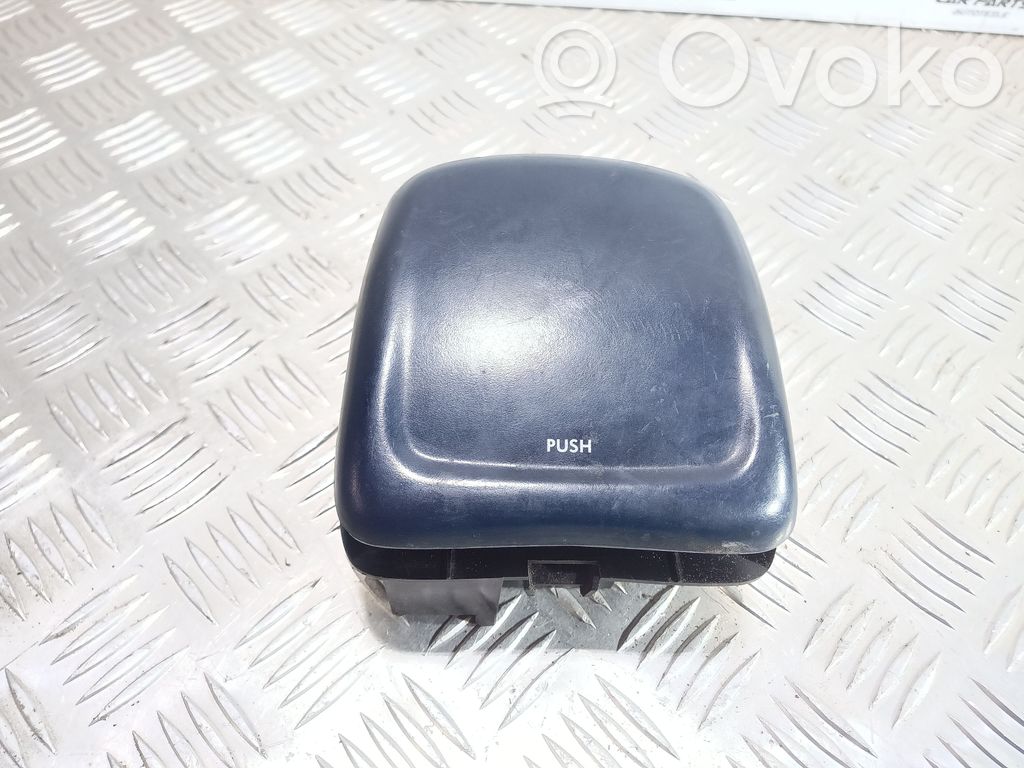 Ford Galaxy Auton tuhkakuppi 