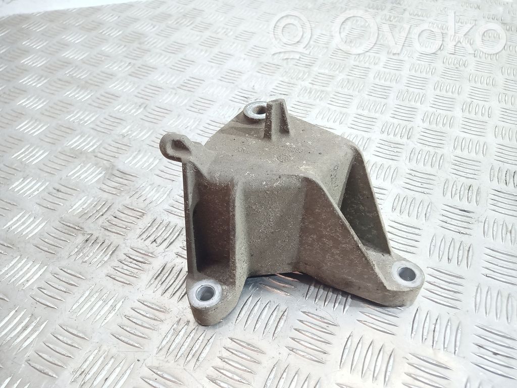 Opel Insignia A Engine mounting bracket 