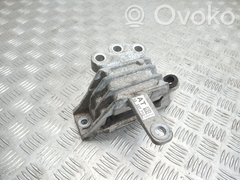 Opel Insignia A Engine mount bracket 