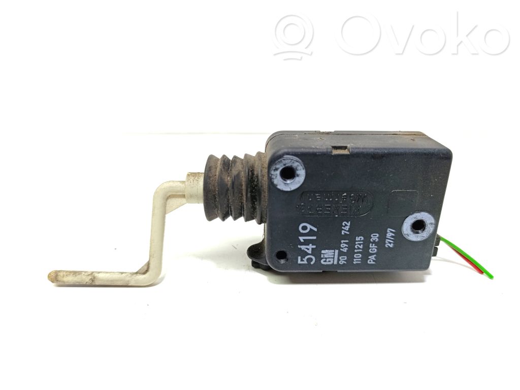 Opel Omega B1 Fuel tank cap lock motor 