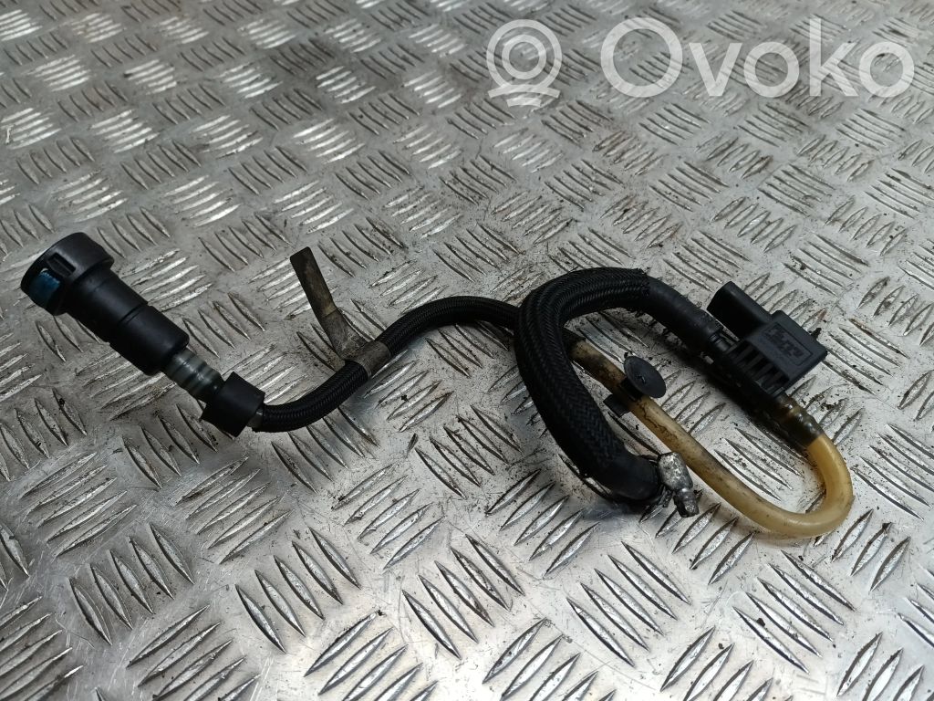 BMW 1 E81 E87 Fuel line pipe 