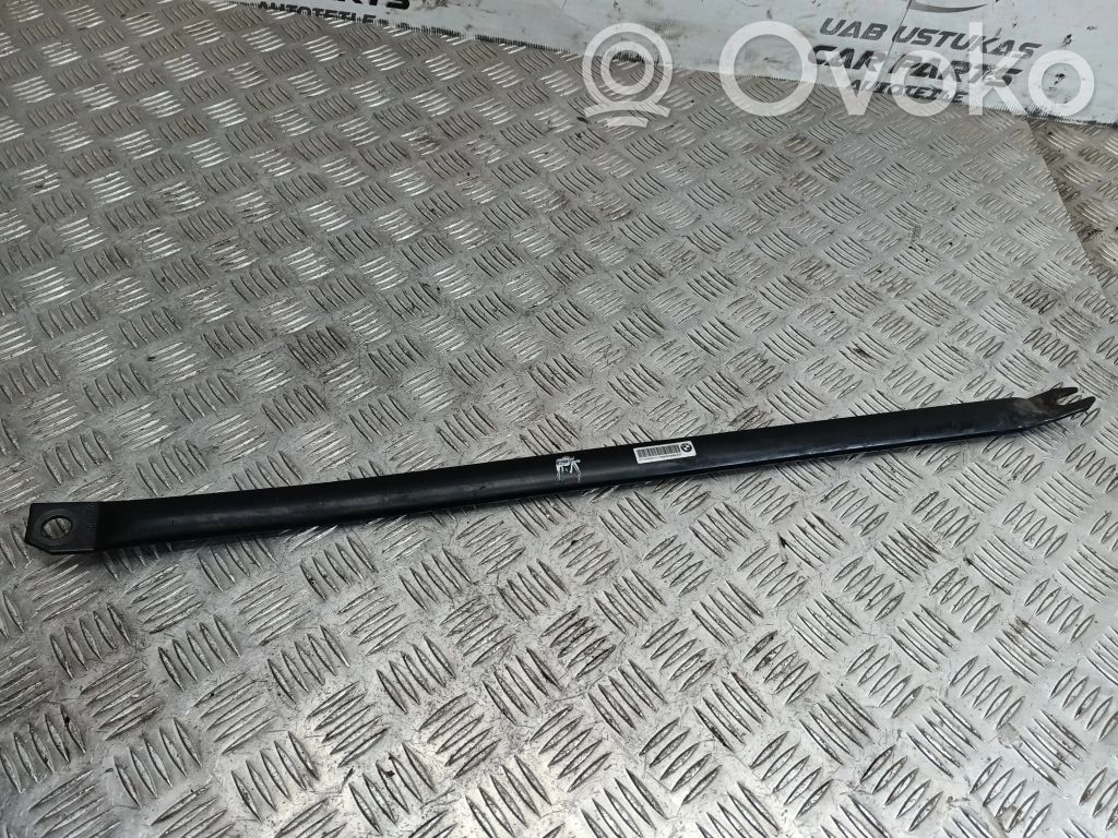 BMW 1 E81 E87 Kita variklio skyriaus detalė 