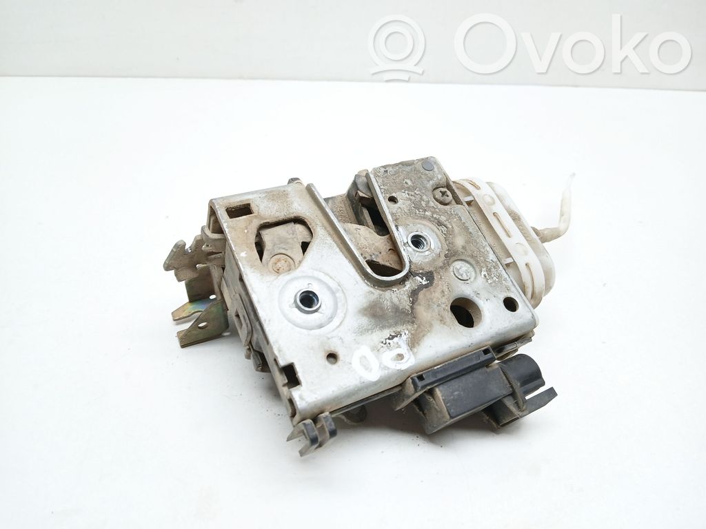 Audi A4 S4 B5 8D Priekšpusē slēdzene 