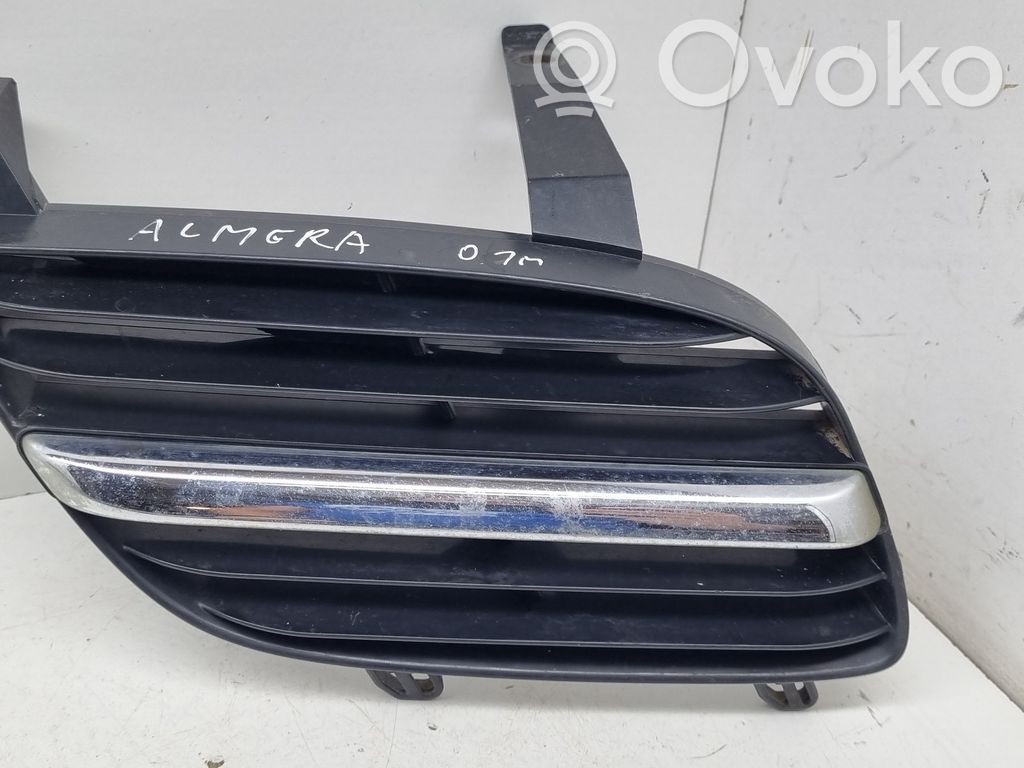 Nissan Almera N16 Grotelės viršutinės 
