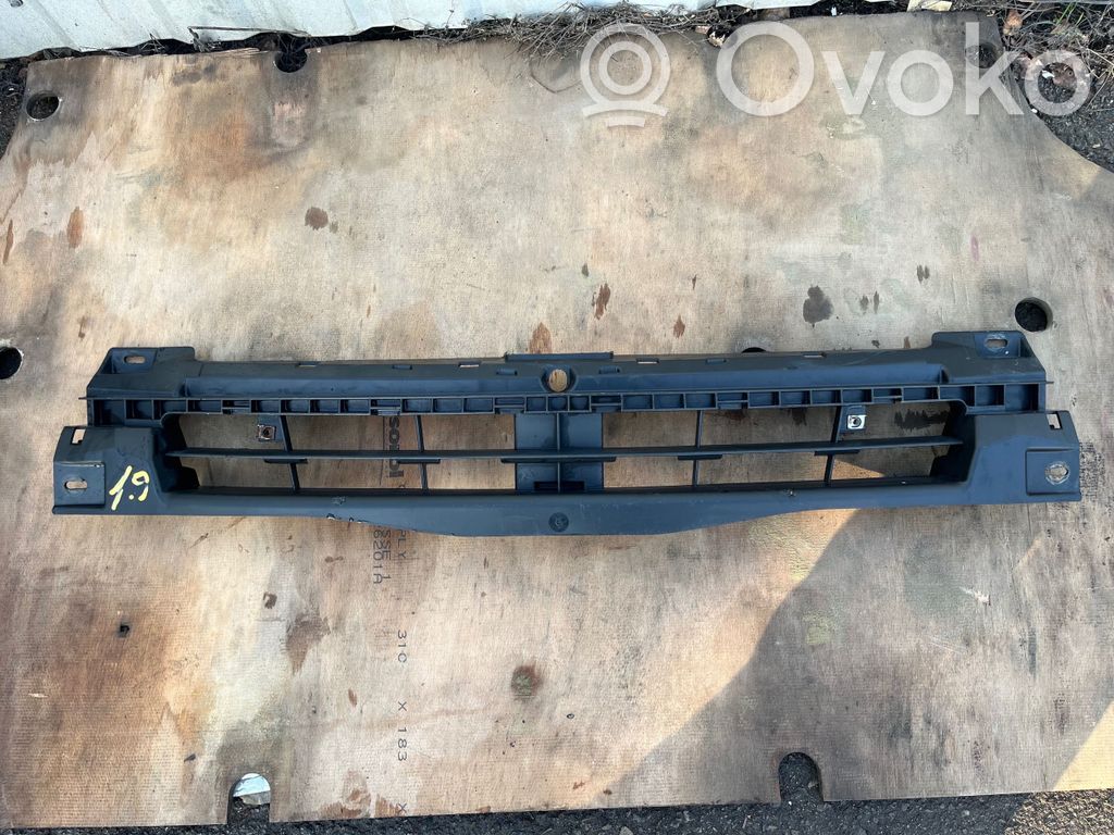 Renault Trafic II (X83) Front bumper upper radiator grill 