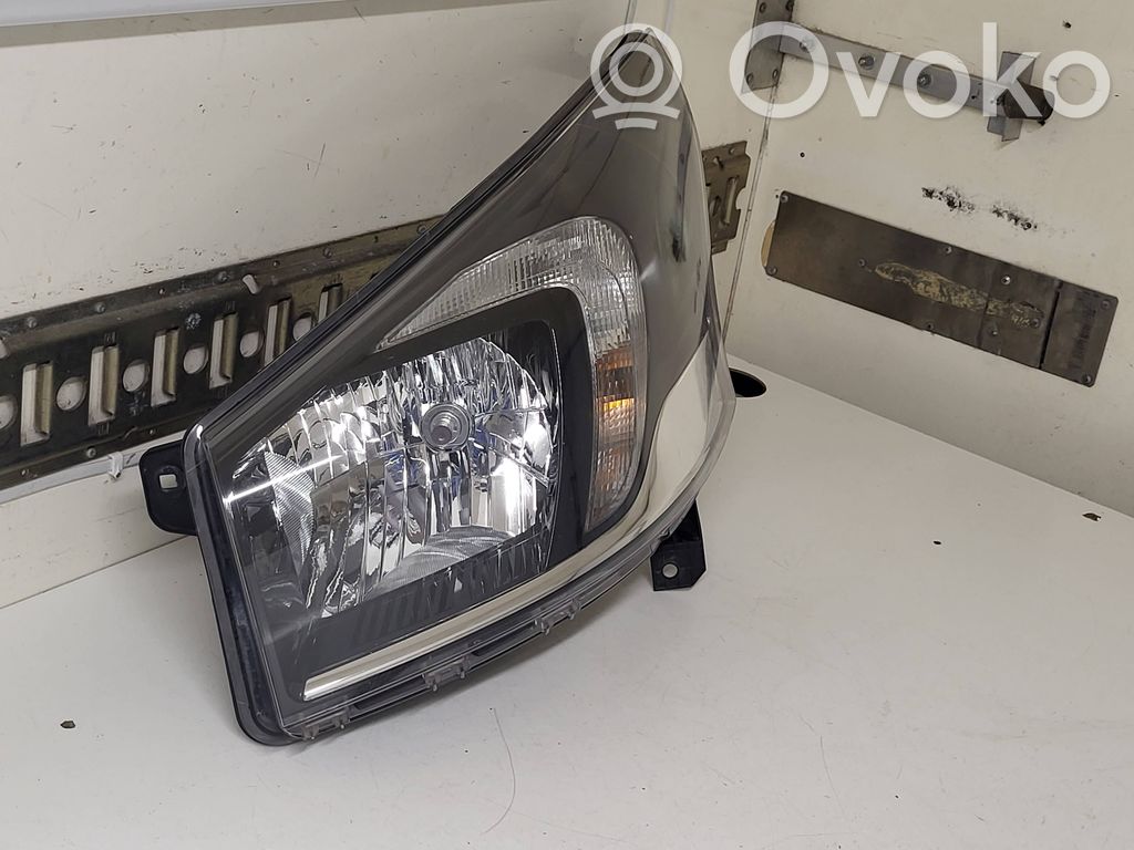 Opel Vivaro Lampa przednia 