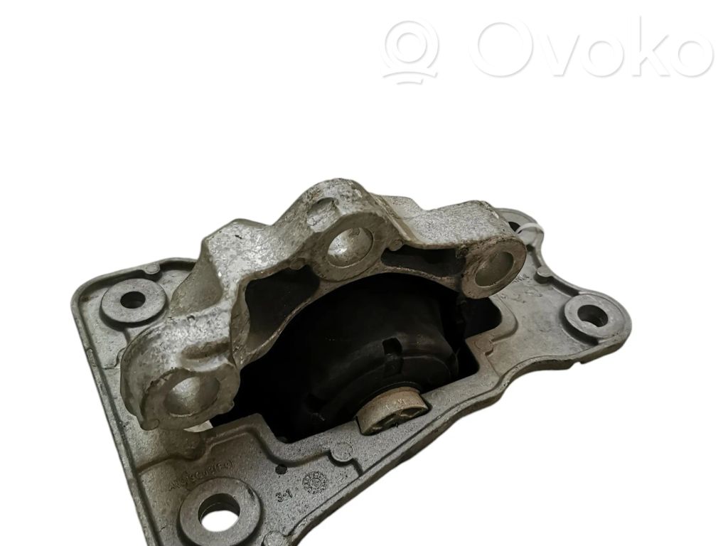 Volvo XC90 Engine mount bracket 