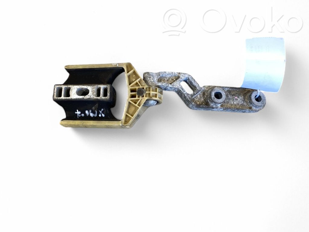 Volvo XC90 Engine mount bracket 