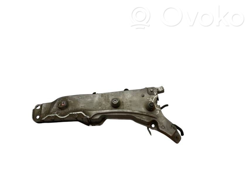 Volvo XC90 Fender mounting bracket 