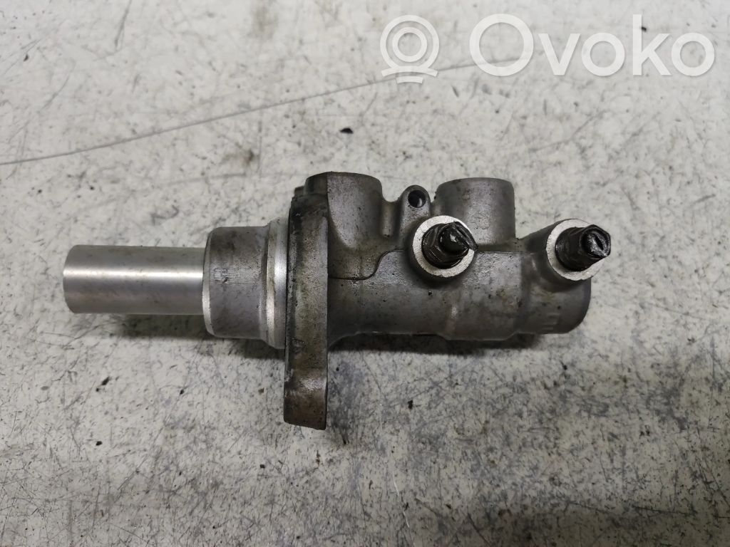Master brake cylinder