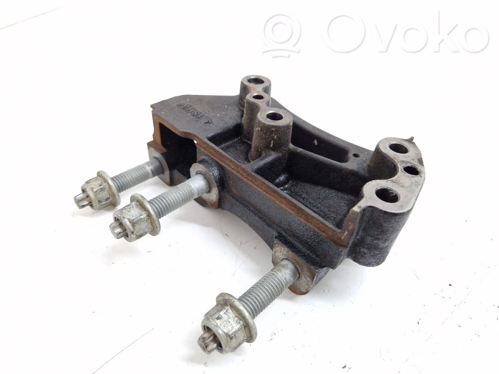 Ford Focus Engine mounting bracket 