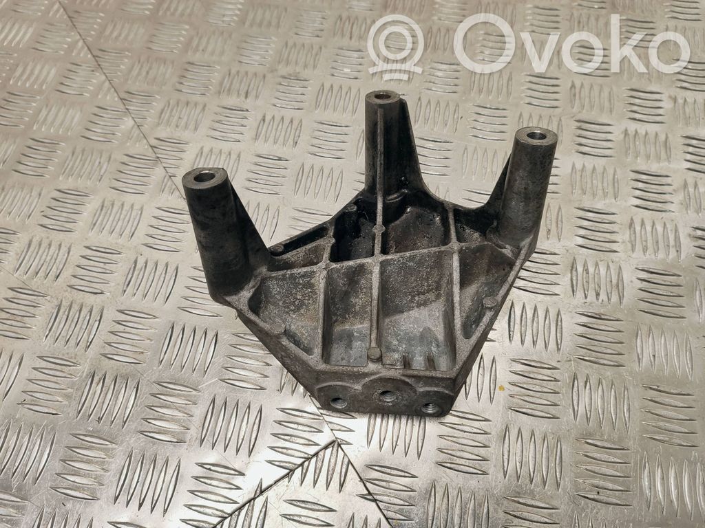 Engine mounting bracket   13226751,2581
