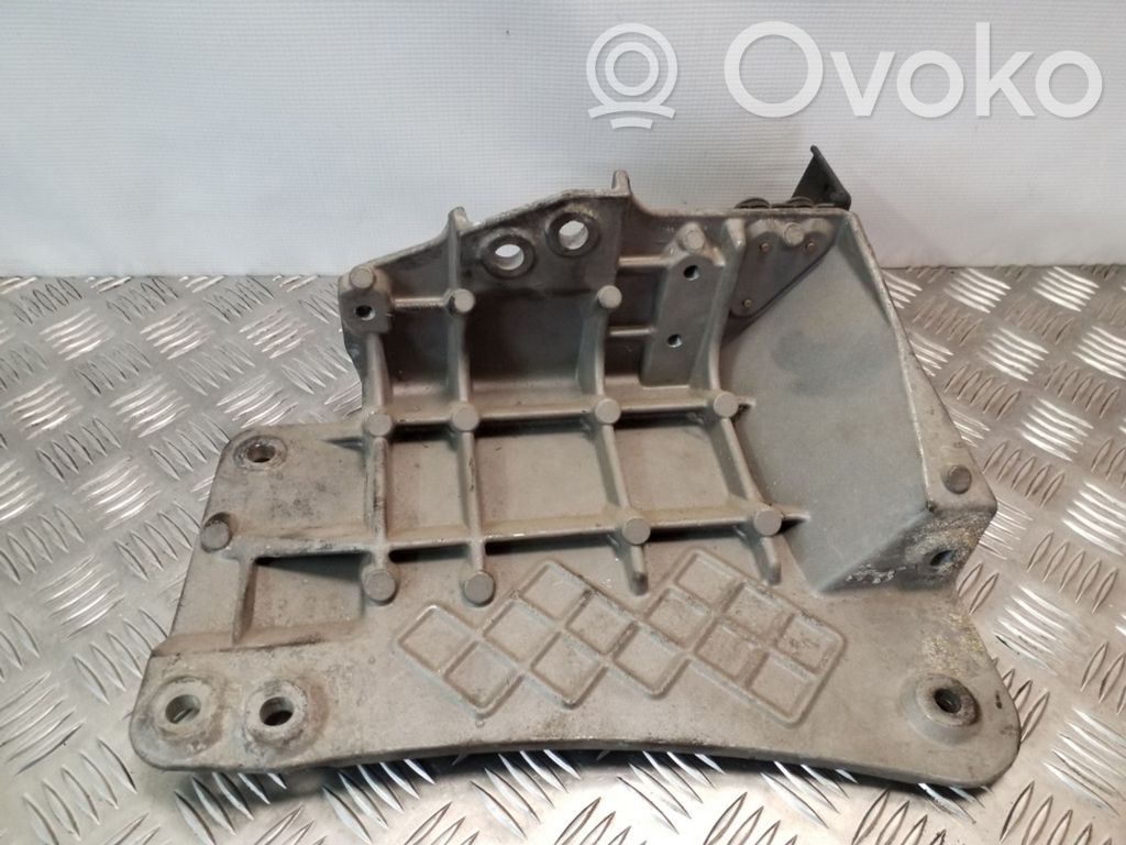 Nissan Primera Engine mounting bracket 