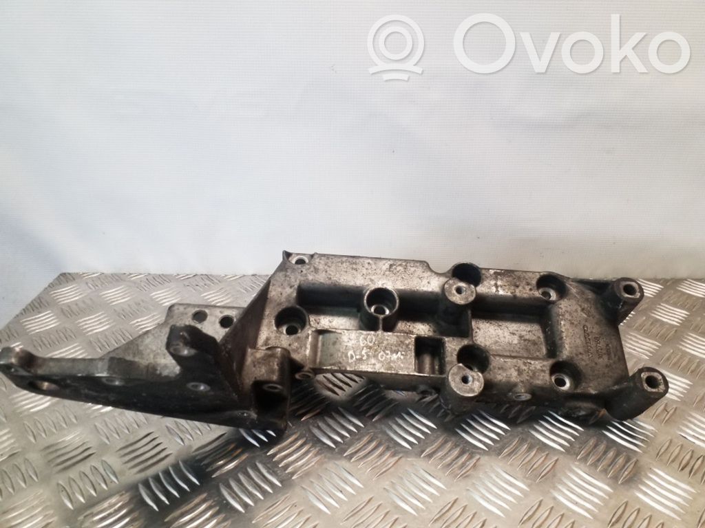 Volvo S60 Engine mounting bracket 