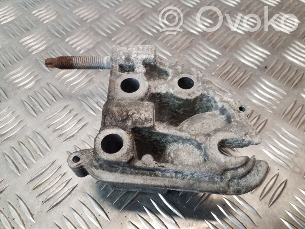 Ford Focus Engine mounting bracket 