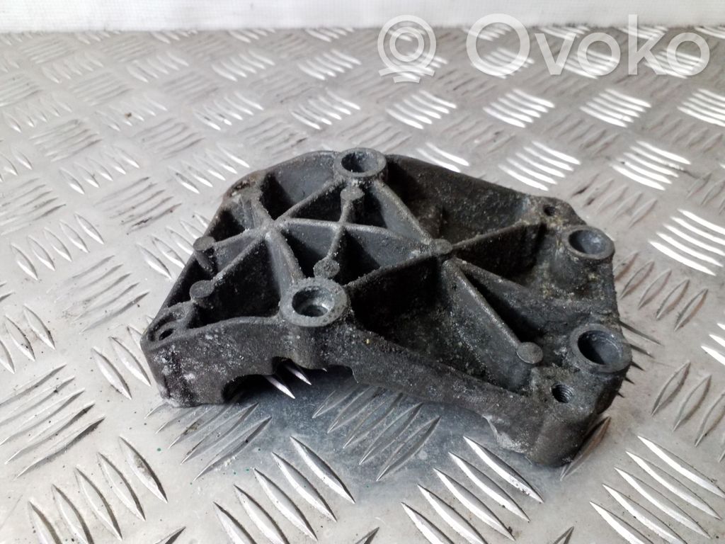 Ford Focus Engine mounting bracket 