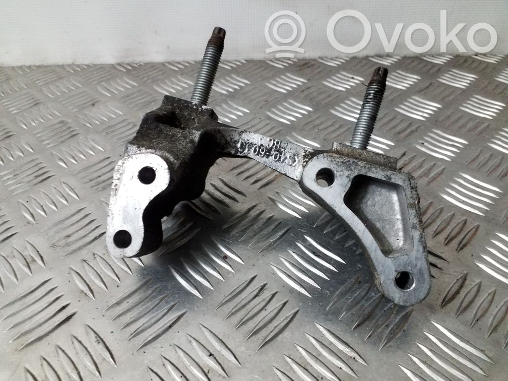 Ford Focus Engine mounting bracket 
