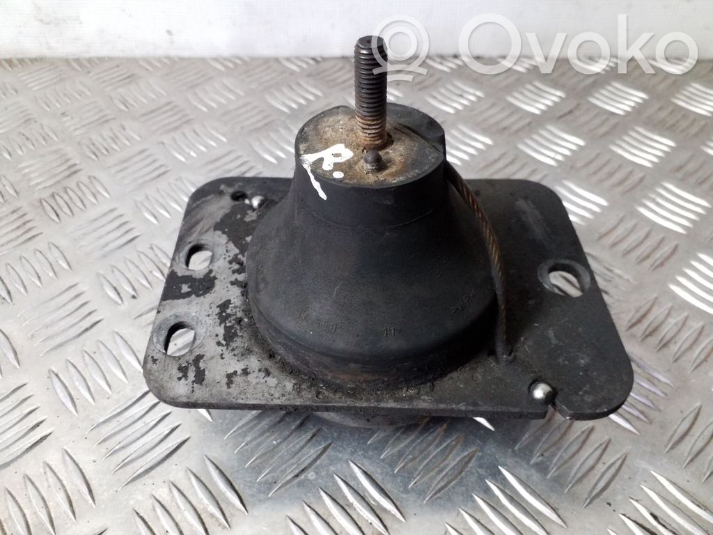 Opel Vivaro Engine mount bracket 