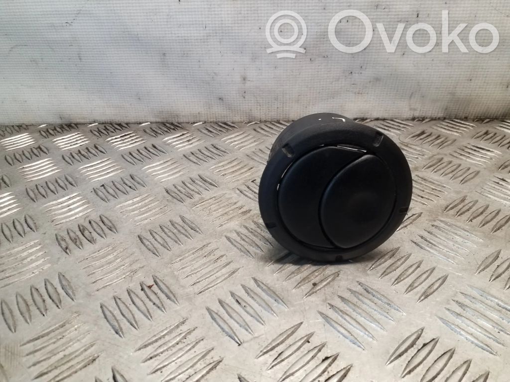 Opel Movano B Boczna kratka nawiewu deski rozdzielczej 