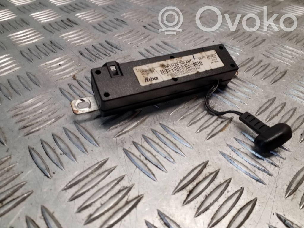 Jeep Grand Cherokee (WK) Aerial antenna amplifier 