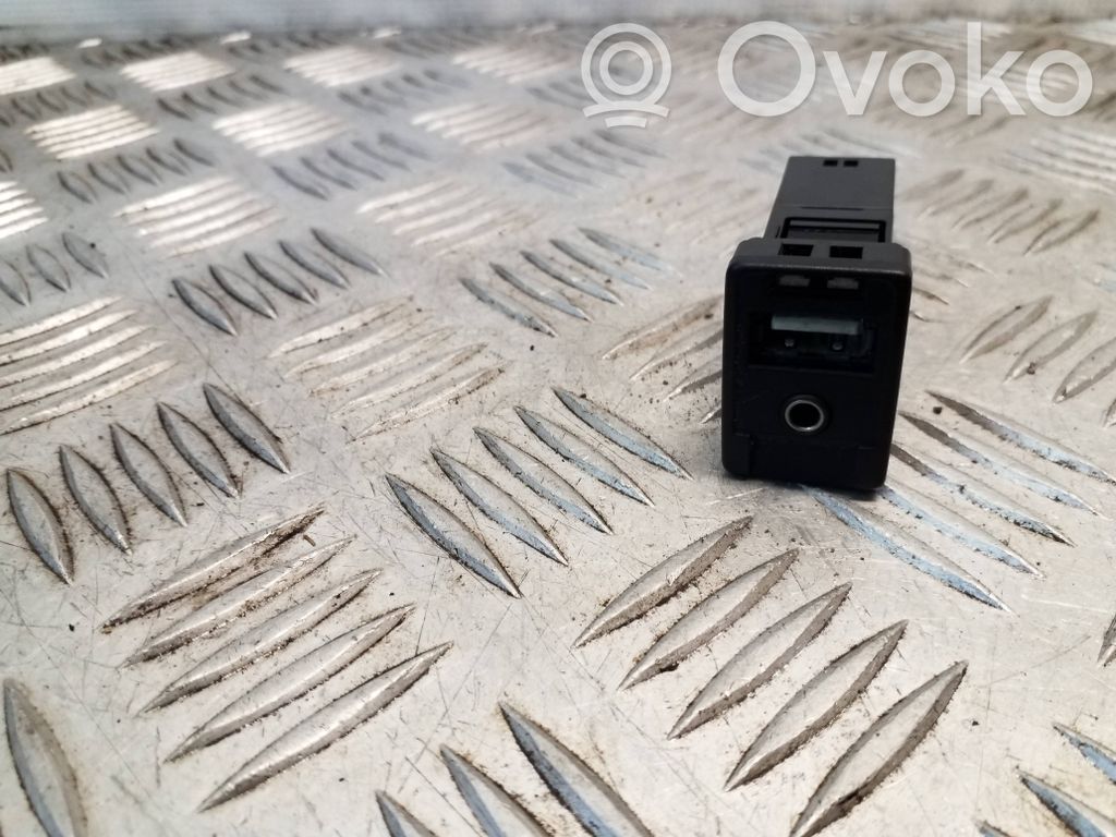 Toyota Auris E180 Gniazdo / Złącze USB 