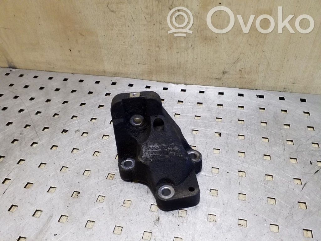 Volvo XC70 Engine mounting bracket 
