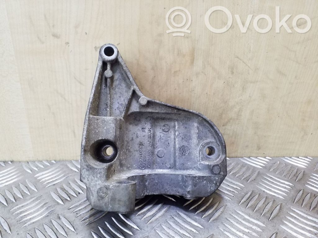 BMW 1 E81 E87 Power steering pump mounting bracket 